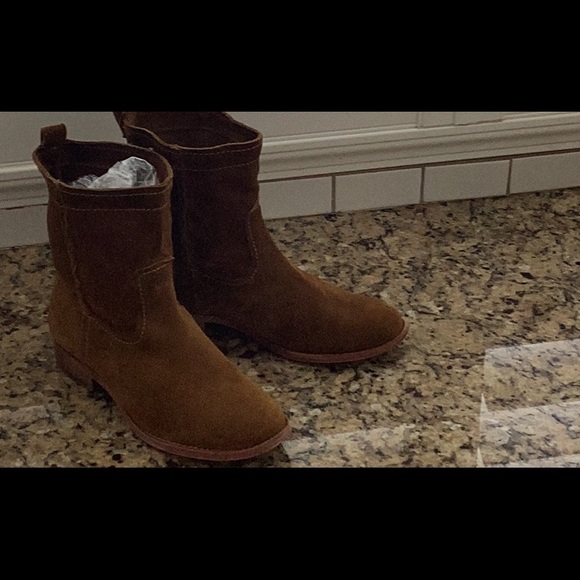 Women’s Frye Reddish Brown suede leather ankle boots  7 M. Adorable ❤️ like new - Picture 2 of 12